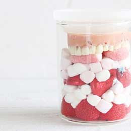 ちょっとシュールに。イチゴ味の歯茎が素敵なバレンタインスイーツ